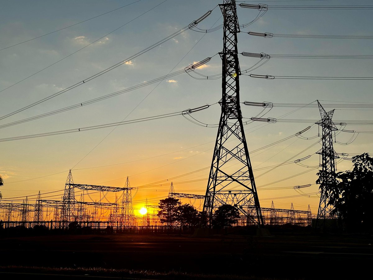itaipuparaguay's tweet photo. ☀️ Seguimos al sol en varios puntos de la Central Hidroeléctrica, en Hernandarias, y capturamos estas bellas postales del amanecer. ¡Feliz domingo para todos! 

📸 Liz Villalba https://t.co/hdKhvjuXME