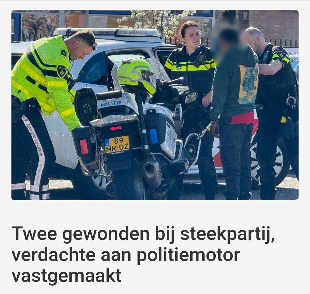 Steekpartij met twee gewonden, verdachte vastgemaakt aan politiemotor