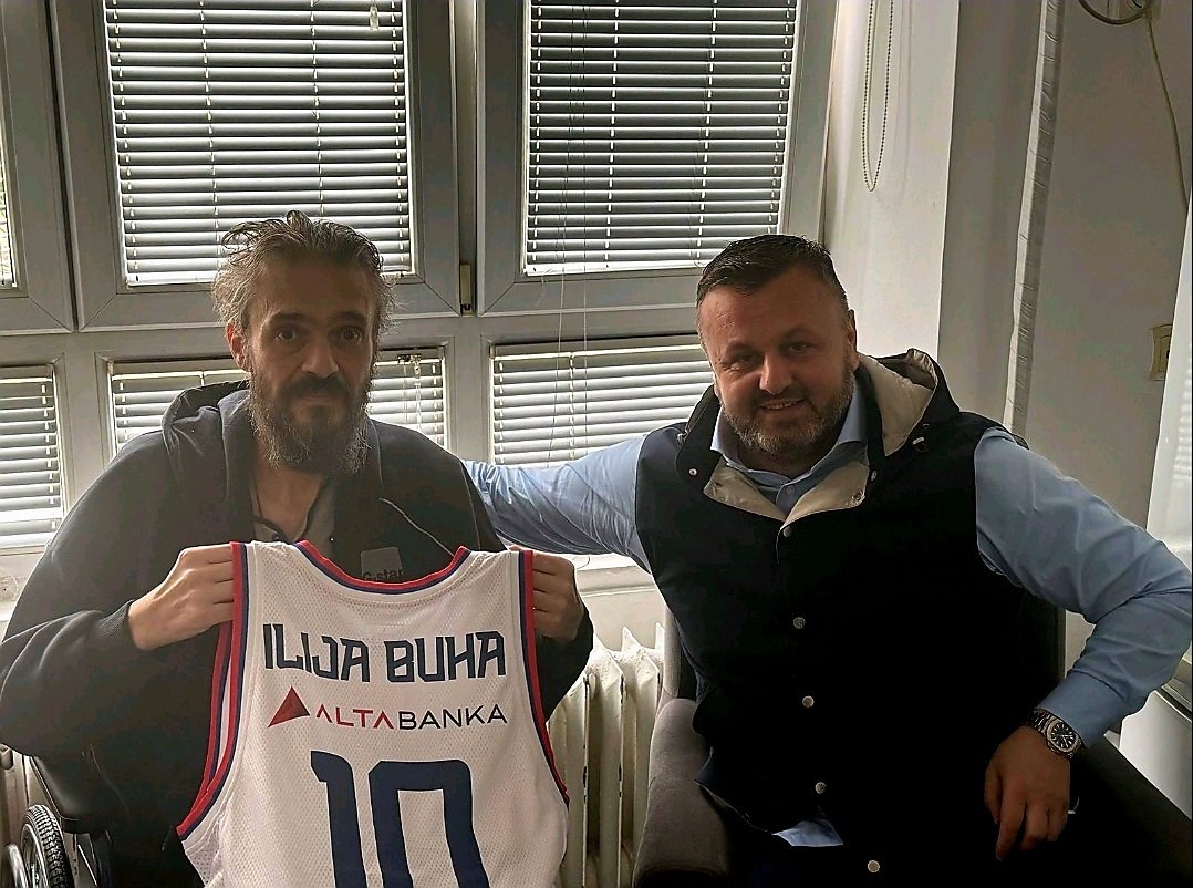 Отац Илија вас све поздравља и захваљује на подршци која му како каже даје снагу и чини га срећним.
Данас су га посјетили господин Жељко Дрчелић и други чланови управе Звезде и уручили му дрес и жеље за брзо оздрављење!
#ккцз #kkcz