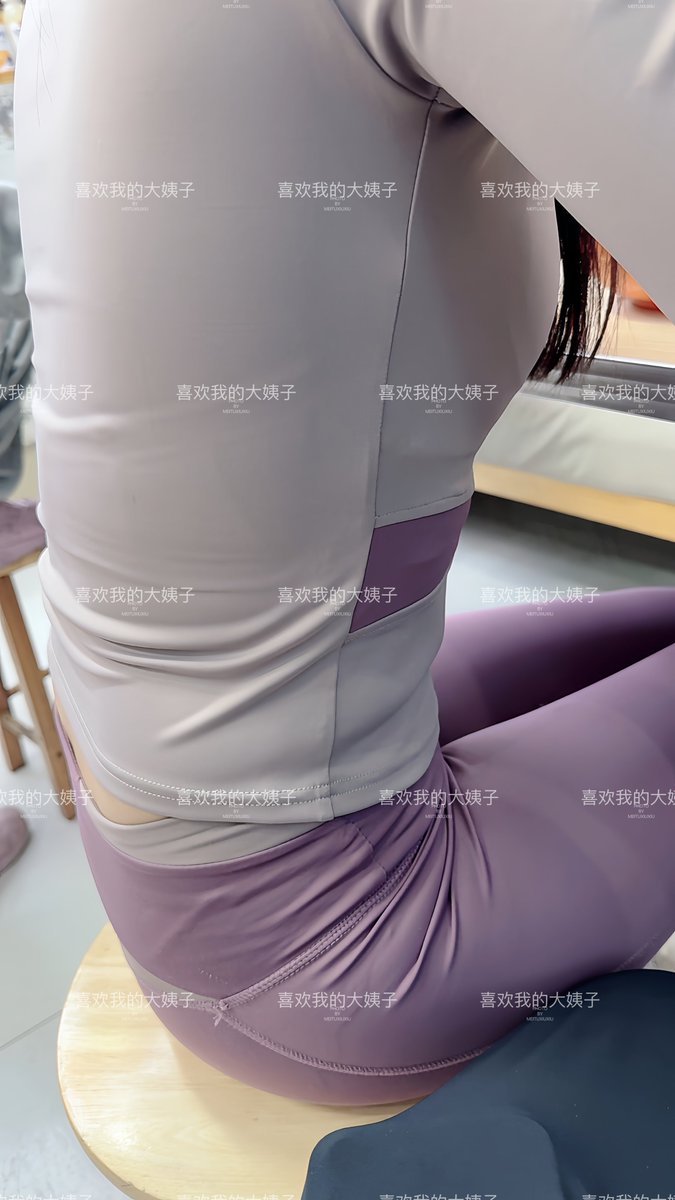 我都忍不住想说一句大姐骚货
穿着这身衣服外面溜达了一天了
这不要被路人的男人目光奸淫，我每天看，今天都忍不住多看看，别说那些还没有操上的了😂
这两个尤物，大姐喂孩子吃饭呢
我和老婆坐在一起的，随手拍拍，和兄弟们汇报一下 https://t.co/1StvVMIDHt