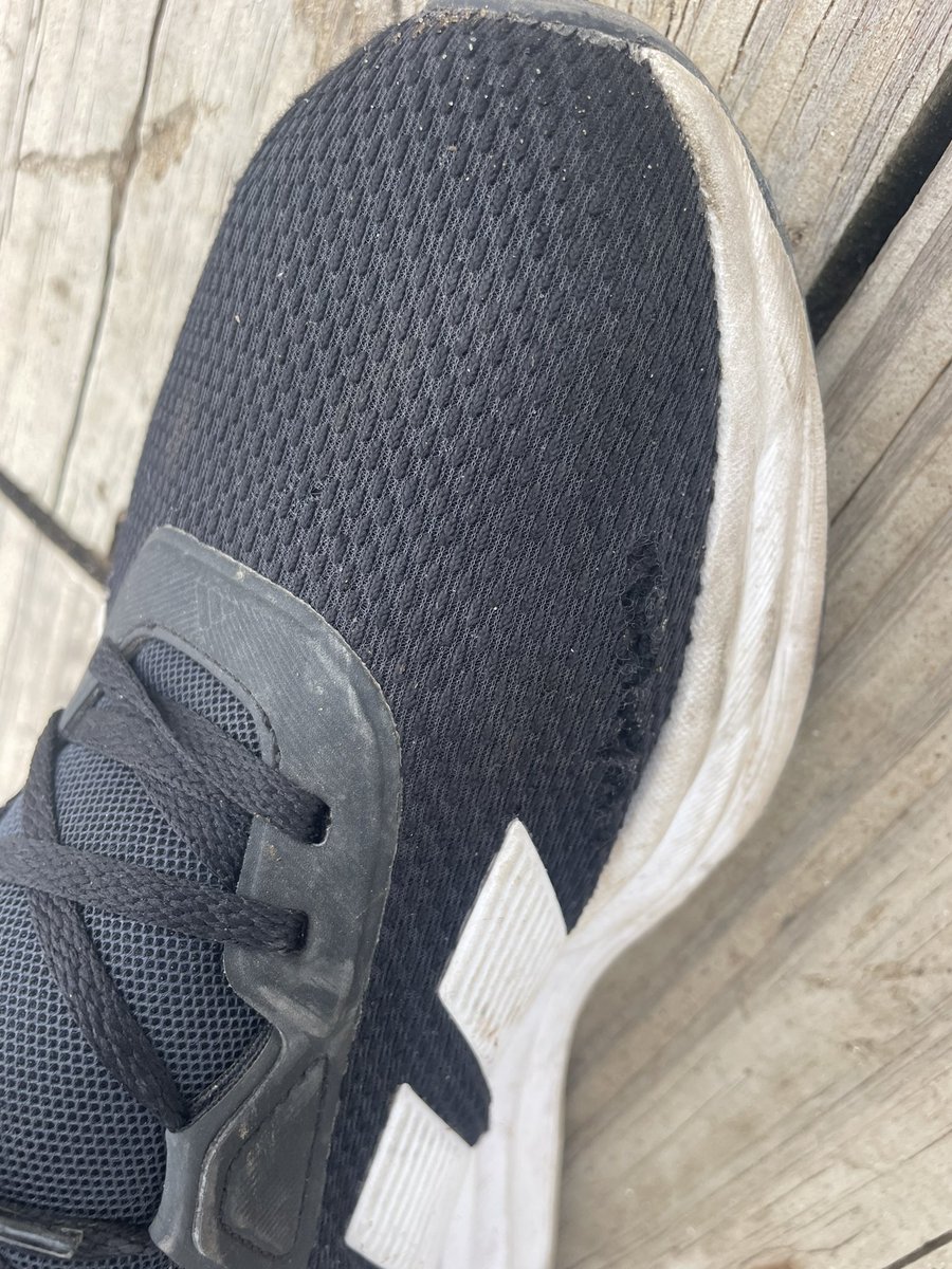 GipsyClark's tweet photo. @adidas_ES en diciembre 2024 compre dos pares de zapatillas, en febrero ya estaban desarmandose, una verguenza , quisiera hacer el cambio, devolucion o un ticket de compra , tiempo de cambio 60 dias, se deshicieron al dia 62. https://t.co/2CVKbDTCAr