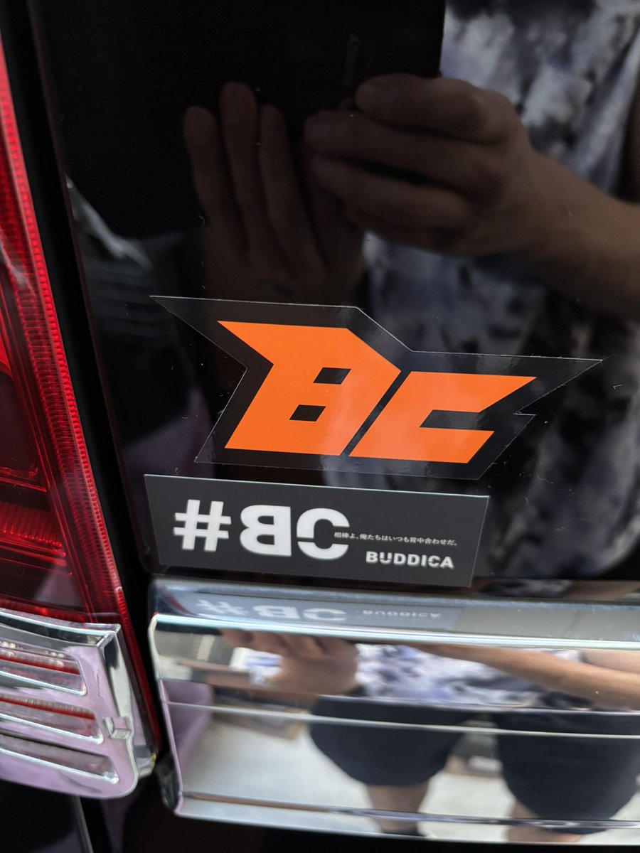 え、、ちょっと待って下さい、、、艶が凄すぎて鏡みたいになってます。

めちゃくちゃ感動しました。

気が付いたら5時間ぐらい没頭してて

素人の僕でも簡単にできました。

甦りを遂げた、愛車のバディ子に小さな翼のBCマークが生えました☺️🦅🐦‍🔥

皆様の愛車も甦れ🐦‍🔥！

#BUDDICAPHOENIXBODY