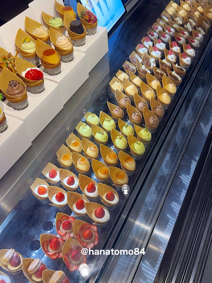 hanatomo84's tweet photo. こんなに可愛いクレープが300円台から食べられるなんて幸せ！

スイーツ系から食事系まで約18種類のクレープがあるよ！

大福、プリン、ミルフィーユ、チョコレート。スイーツ好きにはもうたまらん！

店名 : ソバーブ
場所 : グランスタ東京(吹き抜けエリア) https://t.co/tbrLf3huJx