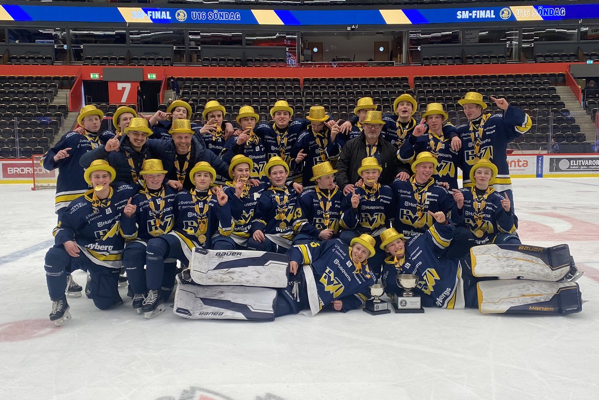 🏆 SM-guld!! HV71 U16 vann idag SM-finalen mot Malmö Redhawks med 3-1. Olle Sandberg, Alfred Nordén och Lucas Svensson blev finalmålskyttar. Stort grattis till hela gänget!!