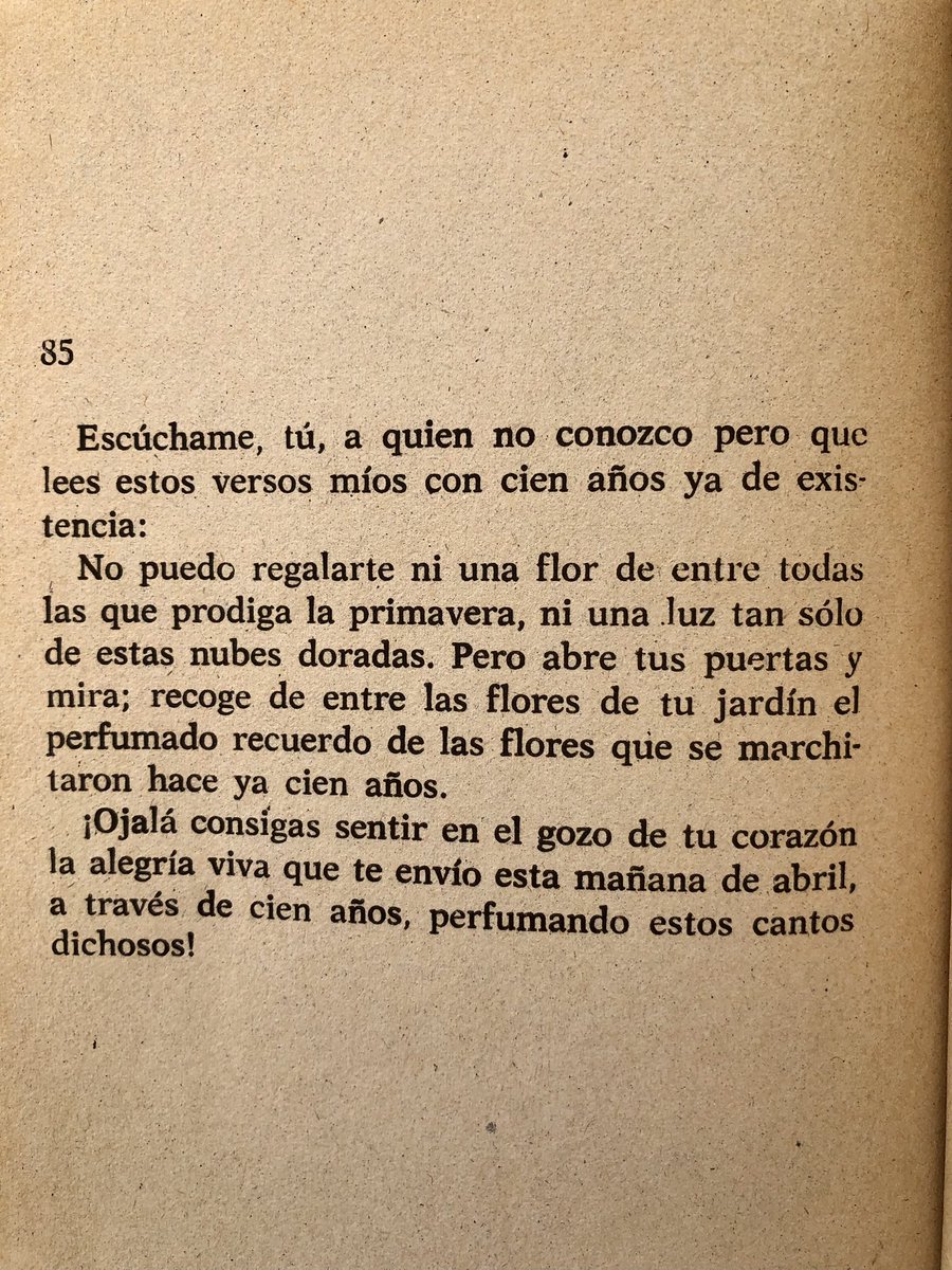 📖 El jardinero 
✍️ Tagore

"La primavera vuelve siempre; la luna llena se despide y vuelve; (...) ¿Por qué no iba yo también a volver, aunque me despida de ti?".

"El amor que no se ha confesado es algo sagrado y resplandece como la joya en la penumbra del corazón escondido".