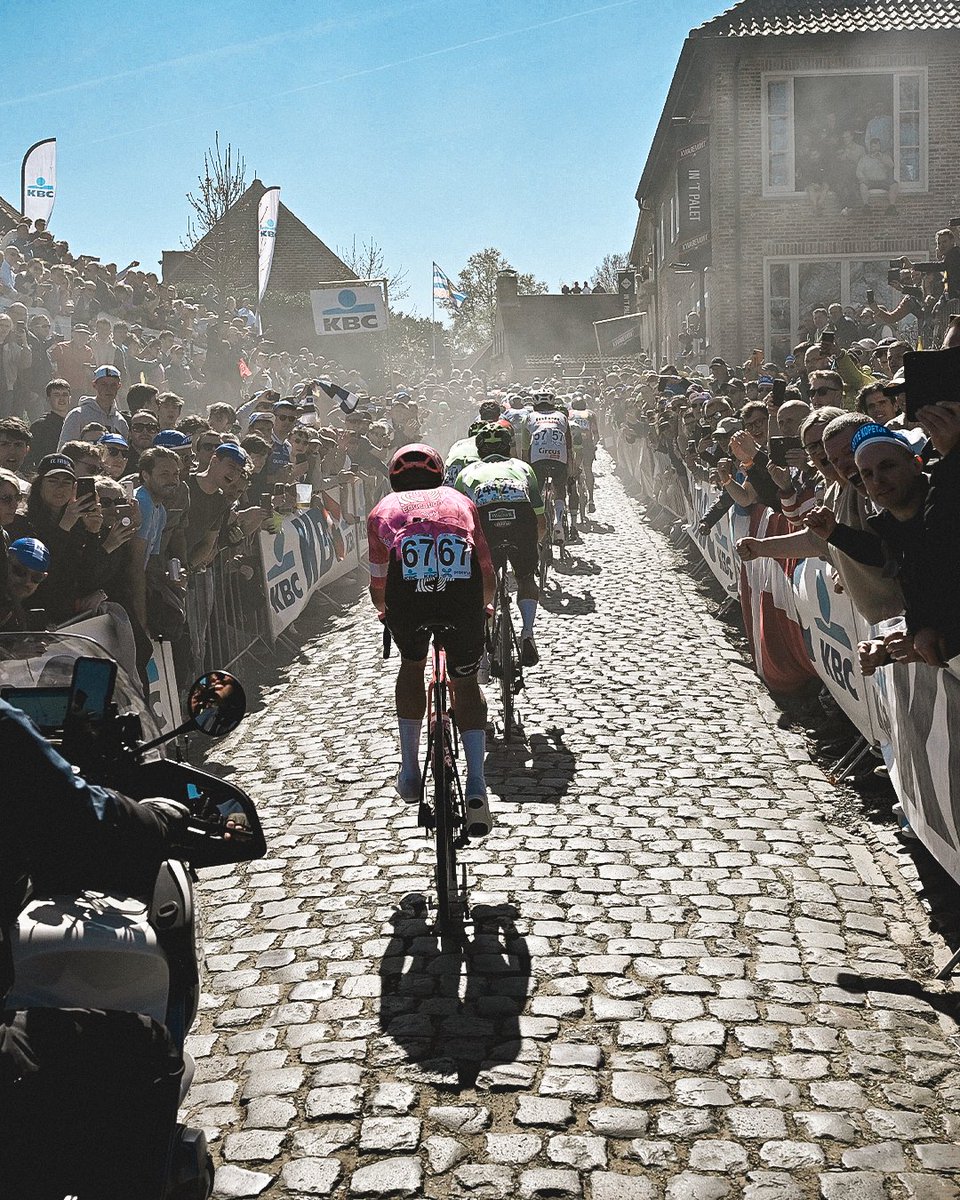 RondeVlaanderen's tweet photo. Thousands of fans, one heartbeat. This is De Ronde. 💛 #RVV25 #FLCS https://t.co/3xB2e38xxI