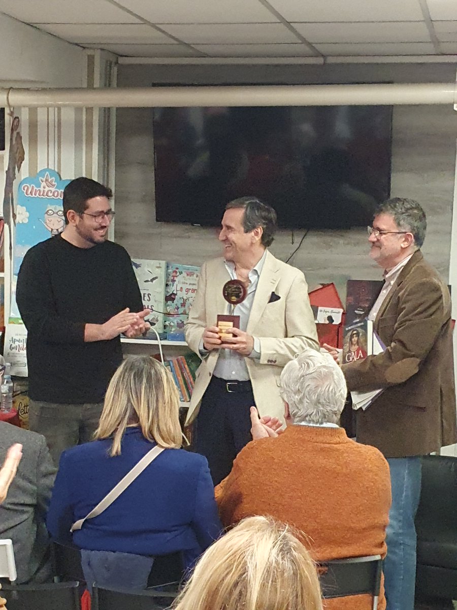 No hay mayor recompensa al trabajo de un autor que el reconocimiento de los lectores. Ese es el premio más importante de todos, porque no tiene precio.
Quiero dar las gracias a Rafa Pérez y Marcelo por hacerlo posible, y al club de lectura de la librería Galeradas, por acogerme.