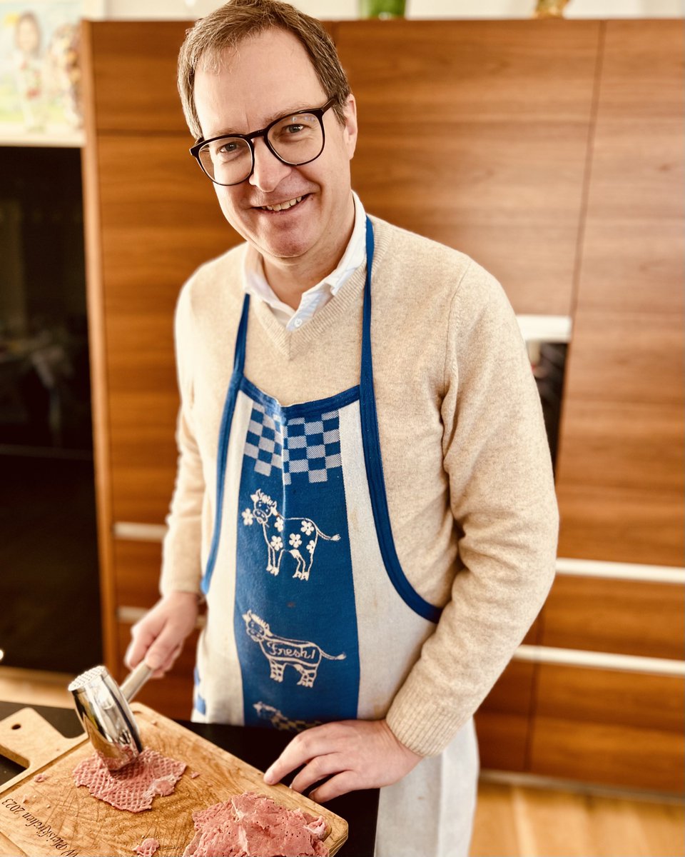 MartinHuberCSU's tweet photo. Während der Verhandlungspause in Berlin ist endlich mal wieder Zeit, daheim zu kochen. Heute gibt’s Schnitzel mit Spargel. Wie mögt ihr euer Schnitzel am liebsten? https://t.co/fJZDJMtJsw