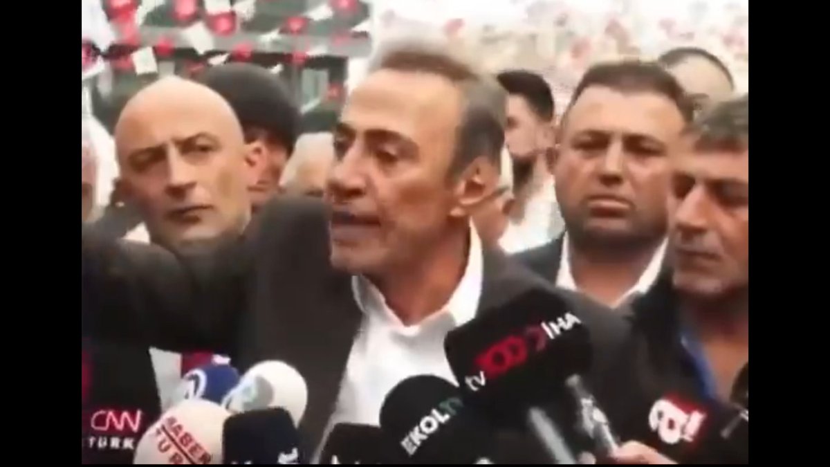 Özgür Özel'e uzatılan mikrofon sayısı ile, Berhan Şimşek'e uzatılan mikrofon sayısı arasındaki fark sosyal medyada gündem oldu.