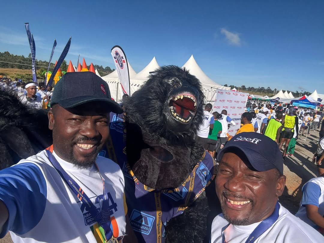 MikeTashaya's tweet image. The great outdoors today with @SeeffZimbabwe  both on the track and a brilliant water point for the 3000k+ who came out to run for the Nyaradzo Group.  It was great seeing many familiar faces and wonderful to have a moment to catch up with Sahwira Mukuru wacho Philip Mataranyika.
