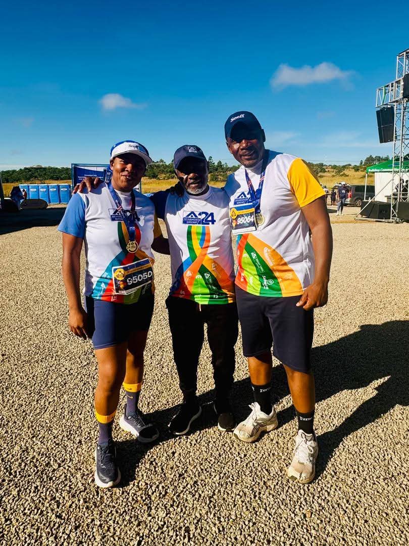 MikeTashaya's tweet image. The great outdoors today with @SeeffZimbabwe  both on the track and a brilliant water point for the 3000k+ who came out to run for the Nyaradzo Group.  It was great seeing many familiar faces and wonderful to have a moment to catch up with Sahwira Mukuru wacho Philip Mataranyika.