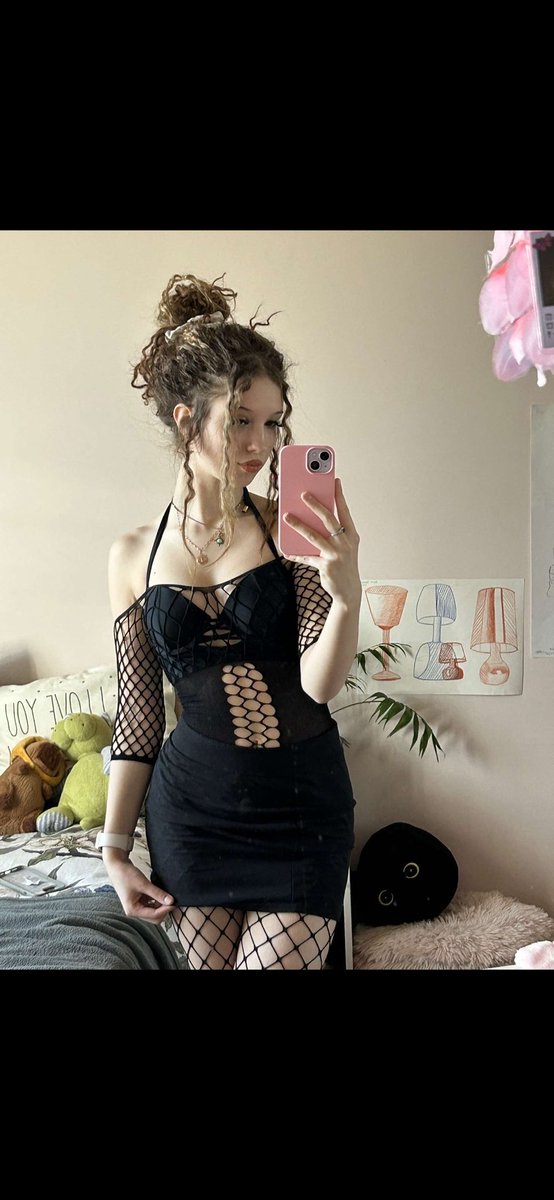 Emilykeyy06's tweet photo. Pink or black? https://t.co/75YL6sekAM