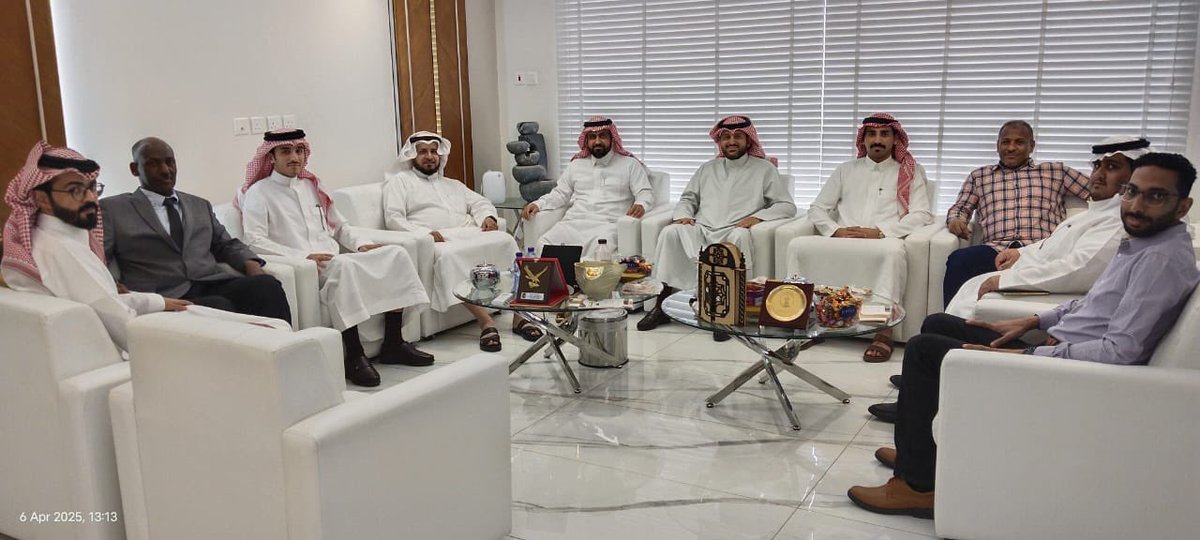 جانب من حفل المعايدة التي أقامته الشركة<a href="/alardan_/">شركة محمد العردان للمحاماة والاستشارات القانونية</a>  ( المقر الرئيس في حائل ) صباح اليوم الأحد الموافق 8 / 10 / 1446 بمناسبة استئناف الدوام بعد إجازة عيد الفطر المبارك وكل عام والجميع بخير .
#حائل #محام #محامي