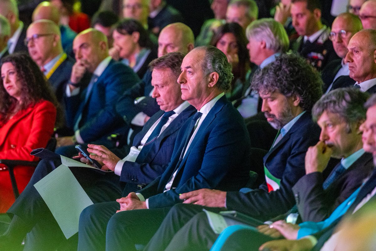 🍇🍾 Inaugurata oggi la 57ª edizione di #Vinitaly, vetrina internazionale del nostro vino.
Il Veneto guida l'export vinicolo 🇮🇹 con il 37% del totale (8,14 mld €).
Serve un accordo UE contro i dazi USA (593 mln € di export).
EVVIVA IL VINO, EVVIVA IL VENETO! 💪🦁