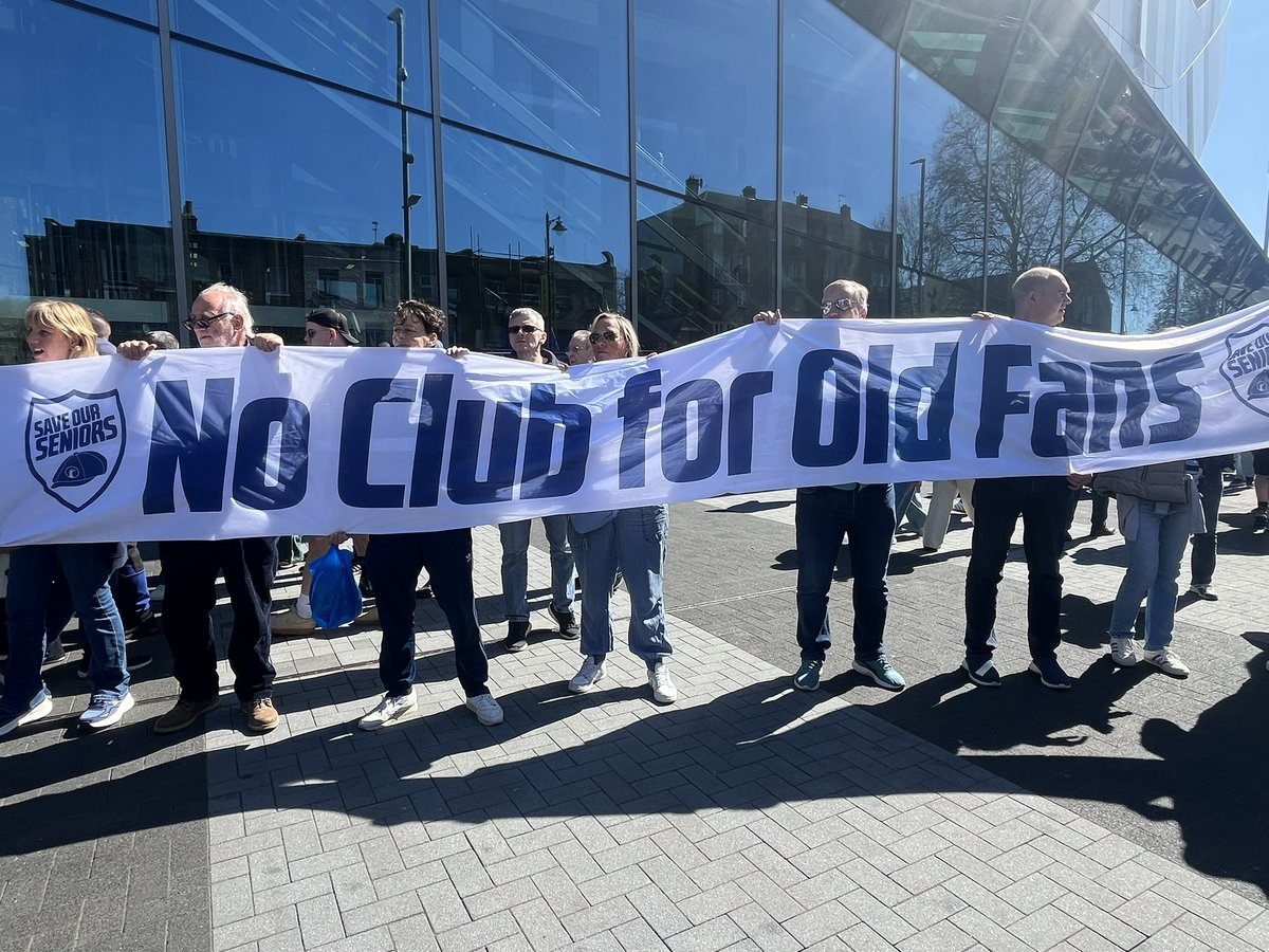 SaveOurSenior66's tweet image. Members of @SaveOurSenior66 are protesting alongside @ChangeForSpurs ahead of the game this afternoon. We are calling for clarity and transparency of the Senior offering and a change in approach to fan engagement from the Board of #THFC 
#StopExploitingLoyalty #SaveOurSeniors