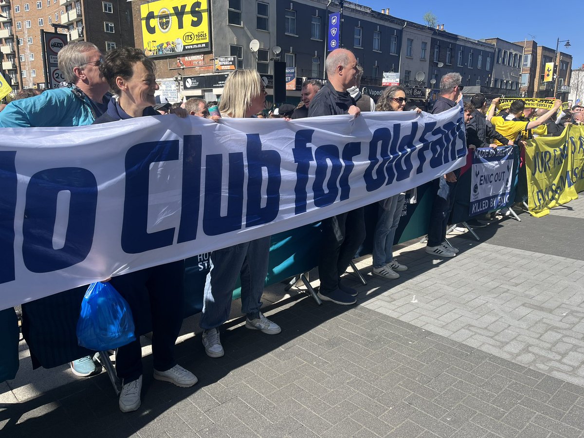 SaveOurSenior66's tweet image. Members of @SaveOurSenior66 are protesting alongside @ChangeForSpurs ahead of the game this afternoon. We are calling for clarity and transparency of the Senior offering and a change in approach to fan engagement from the Board of #THFC 
#StopExploitingLoyalty #SaveOurSeniors