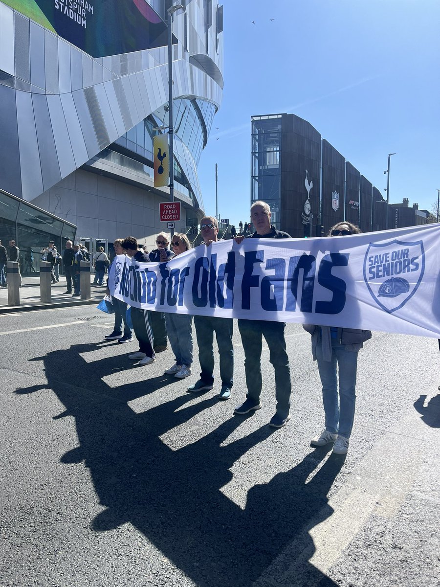 SaveOurSenior66's tweet image. Members of @SaveOurSenior66 are protesting alongside @ChangeForSpurs ahead of the game this afternoon. We are calling for clarity and transparency of the Senior offering and a change in approach to fan engagement from the Board of #THFC 
#StopExploitingLoyalty #SaveOurSeniors