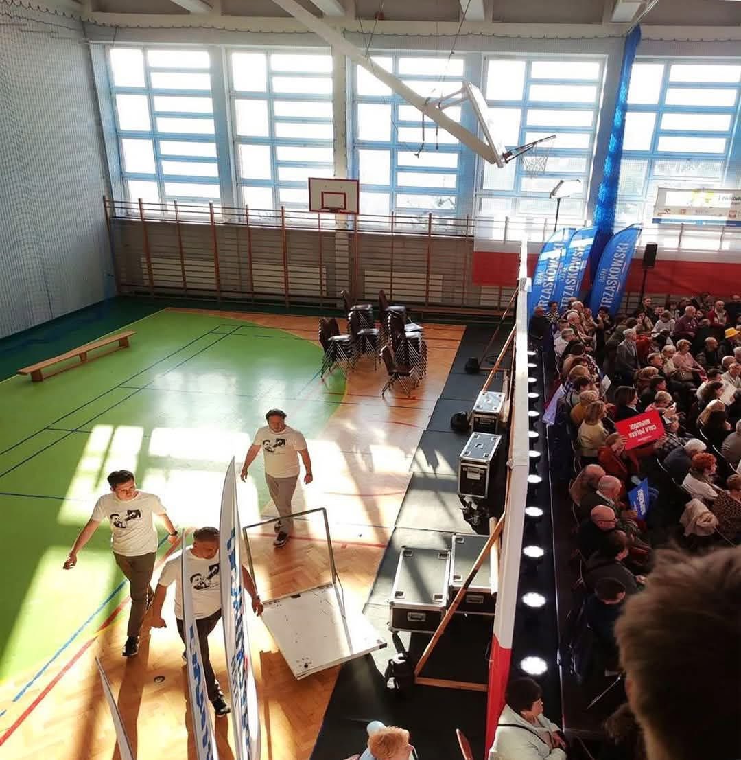 KONFEDERACJA_'s tweet photo. To jest hit 😆 Tak Trzaskowski "zapełnia" sale na spotkaniach xD

Podajcie dalej, niech jak najwięcej osób to zobaczy! https://t.co/uzUHsevUYp