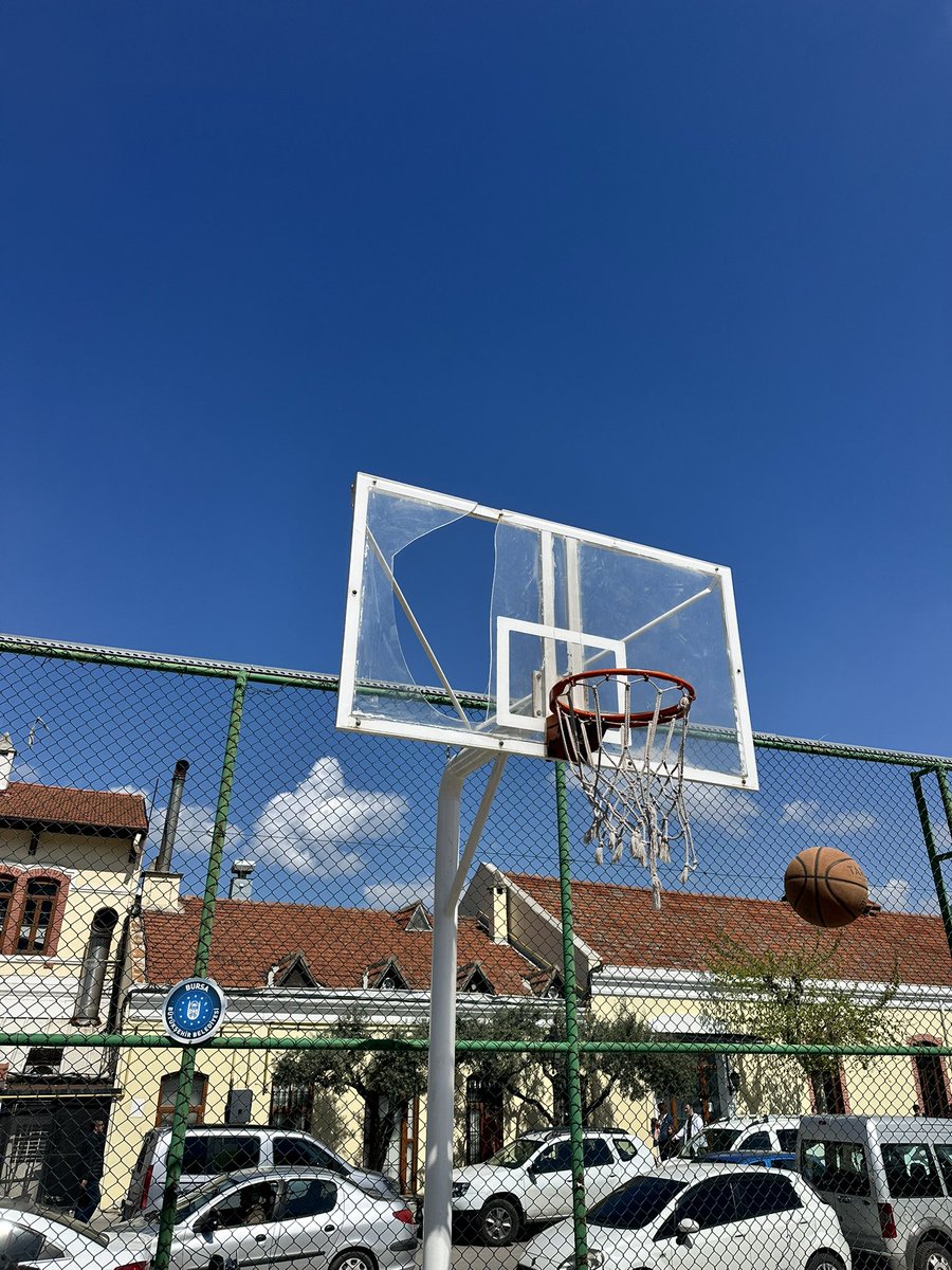 Seçimden önce spor sahalarından eksik olmuyordunuz  Başkan , gençlere sporu aşılıyacaktınız , yeni sahalardan bahsediyorsunuz Allah aşkına önce şu potayı yap yapamıyorsanız İban paylaş paramız yok yapamıyoruz biz sana  oy verenler olarak biz karşılayalım <a href="/MudanyaBel/">Mudanya Belediyesi</a> <a href="/denizdalgic/">Deniz Dalgıç</a>