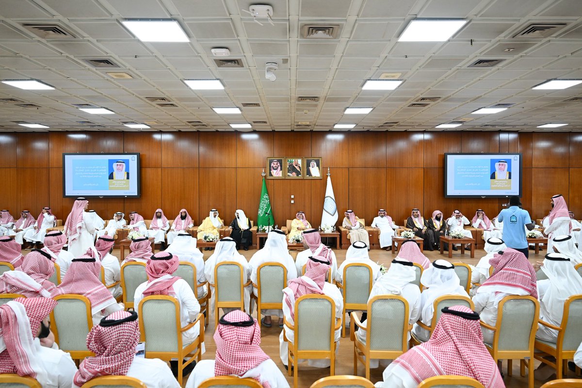 IMSIU_edu_sa's tweet image. بحضور معالي رئيس الجامعة أ.د. أحمد بن سالم العامري..
#جامعة_الإمام تقيم حفل المعايدة السنوي لمنسوبيها، اليوم الأحد  8/ 10/ 1446، بمناسبة حلول #عيد_الفطر_المبارك1446، بمشاركة وكلاء الجامعة، وعمداء الكليات والعمادات، ورؤساء الأقسام والمراكز العلمية، ومنسوبي الجامعة من أعضاء هيئة…