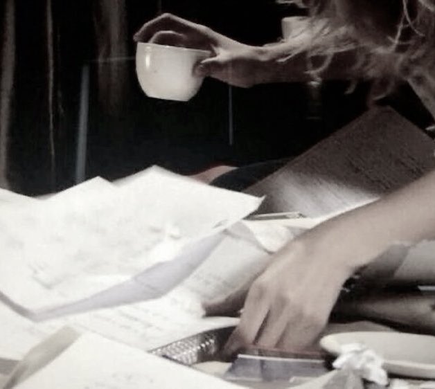 .
.
“𝘭𝘢 𝘯𝘢𝘵𝘶𝘳𝘦 𝘥𝘦 𝘭𝘢 𝘤𝘦𝘯𝘴𝘶𝘳𝘦 𝘮𝘰𝘥𝘦𝘳𝘯𝘦”
.
.
я его дописала! а завтра уже буду читать эту бомбу-пушку в академии знакомым и друзьям.