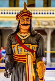 indianopinionn's tweet photo. सपा को ‘गहरा घाव’ देंगे राणा सांगा, अभी मुद्दा थमा नहीं है, चुनाव में दिखेगा असर

राणा सांगा विवाद पर समाजवादी पार्टी पहले दिन से पूरी तरह से पक्ष लेती नजर आई है। पहले सपा सांसद रामजी लाल सुमन के बयान के बाद पार्टी की तरफ से कोई आधिकारिक बयान नहीं आया। यह नहीं कहा गया कि यह बयान सुमन का निजी बयान है। लेकिन जैसे ही सुमन के घर पर हमला हुआ तो इसे पिछड़े समाज पर हमला बता दिया गया।

अखिलेश यादव खुद आगे आए और उन्होंने इसे दलित समुदाय पर हमले से जोड़ दिया। कुल मिलाकर राणा सांगा के बयान पर समाजवादी पार्टी ने एक बार भी डिफेंसिव मोड नहीं दिखाया। खुद रामजीलाल सुमन इतिहास का हवाला देकर कहते रहे कि वो अपने बयान पर कायम हैं। क्या इस मुद्दे पर सपा के वैचारिक लोगों ने इतिहास खंगालने की कोशिश की? शायद नहीं। सिर्फ यह कोशिश की गई कि यह मुद्दा सवर्ण बनाम दलित का हो जाए। अभी तक ऐसा ही दिख रहा है।

अब राणा सांगा विवाद की गर्मी थोड़ी कम होती दिख रही है लेकिन यह पूरी तरीके से खत्म नहीं हुई है। राणा सांगा को केवल राजपूत समाज नहीं बल्कि सभी जातीय समूहों में नायक की तरह देखा जाता रहा है।

पूरे विवाद के दौरान ऐसा लगा जैसे समाजवादी पार्टी इस मुद्दे पर पिछड़ा-दलित पॉलिटिक्स कर रही है। दूसरी तरफ राजपूत संगठन समेत तमाम हिंदूवादी संगठन लगातार इस बयान का विरोध करते रहे हैं।

दरअसल राणा सांगा पर दिए गए बयान को समाजवादी पार्टी की बदली हुई रणनीति का लॉन्च पैड माना जा सकता है। इस विवाद पर बयान देने के दौरान सपा नेताओं ने बार-बार ऐतिहासिक तथ्यों की तरफ इशारा किया। लेकिन कभी यह नहीं माना कि बाबर को भारत बुलाए जाने को लेकर कई मत हैं।

सपा नेता इतनी जोर देकर राणा सांगा की बात को ऐतिहासिक तथ्य बताते रहे कि दूसरे किसी मत के लिए जगह ही नहीं छोड़ी। जबकि सच यह है कि राणा सांगा द्वारा बाबर को बुलाए जाने के कोई भी प्रमाण भारतीय नहीं हैं।

सपा ने इस मामले में राणा सांगा की आड़ लेकर दलित-पिछड़ा राजनीति का कार्ड खेला। जबकि सपा सांसद के घर पर हमला करने वालों ने भी किसी जाति के खिलाफ कोई अभियान नहीं छेड़ा था। करणी सेना की तरफ से भी साफ किया गया कि उनका विरोध केवल रामजी लाल सुमन के बयान पर है। हालांकि यह भी सच है कि राणा सांगा विवाद में करणी सेना द्वारा उठाए गए कदम ने ही सपा को यह मौका भी दिया कि वह दलित-पिछड़ा कार्ड खेल सके।

लेकिन राणा सांगा का सम्मान सिर्फ करणी सेना से जुड़ा हुआ नहीं है। समाजवादी पार्टी यह भूलकर रही है कि सांगा का सम्मान निचली जातियों में नहीं है। यह भूल उसे भारी पड़ सकती है। आगामी चुनावों में इसकी बानगी दिखेगी।