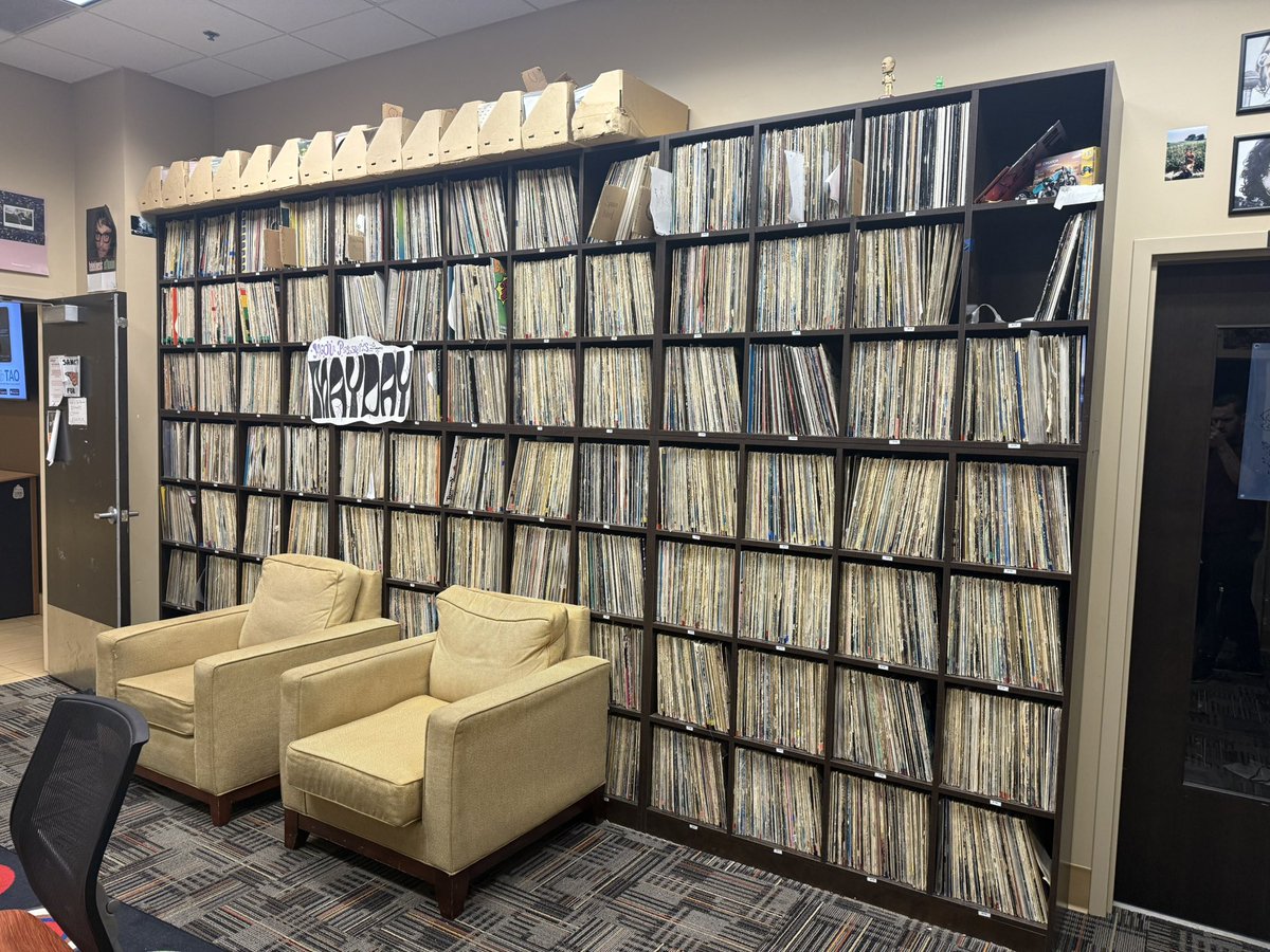 So much vinyl, time to give them a spin!

Support college radio: mizzougivedirect.missouri.edu/fund.aspx?item…