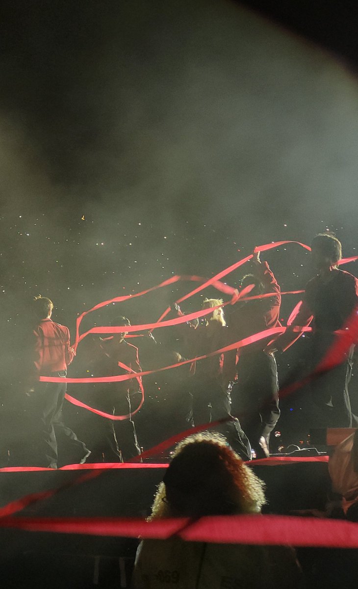 readinghan's tweet image. Existe uma crença que diz que pessoas predestinadas a se encontrar têm um fio vermelho invisível que as liga