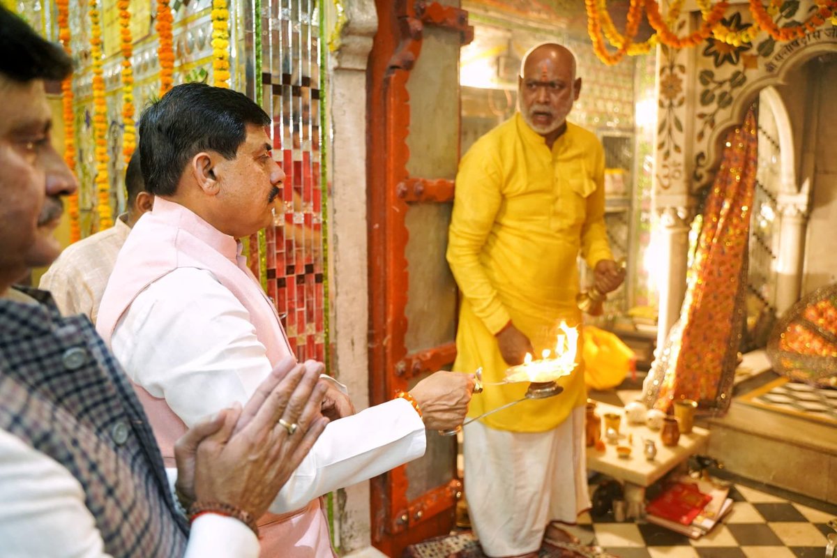 bstvlive's tweet image. 🚨 MP के सीएम मोहन यादव चित्रकूट पहुंचे 🚨

🕯️ कामतानाथ प्राचीन मुखारविंद में की आरती
🪔 चित्रकूट गौरव दिवस में जलाया दीपक
📍 चित्रकूट में सीएम का ऐतिहासिक दौरा, स्थानीय धार्मिक आयोजन में हिस्सा लिया

#Chitrakoot #MPCM #KamthanathAarti #DeepakLighting #CulturalEvent…