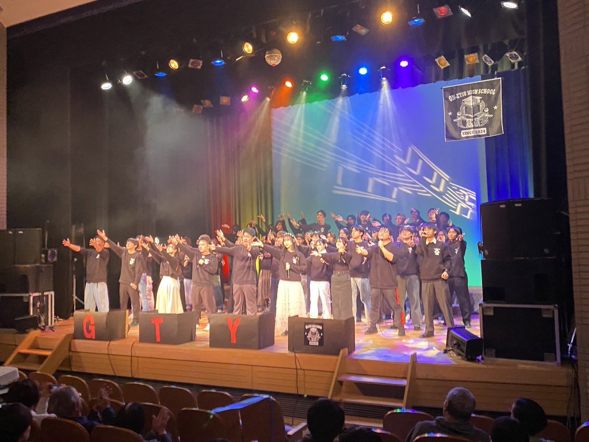 os_shinkan2026's tweet photo. 💡行事紹介②💡〜サークルライブ〜

今回は、サークル員のもねにサークルライブについて聞いてみました👀
サークルライブは、年に2回ある、お客さんの前で演奏する大切な行事です🎤

自分たちで１からライブを作り上げます🔥

#春から近大 #春から樟蔭 #近大新歓 #近大サークル #アカペラサークル https://t.co/tLlkBL4Z6L