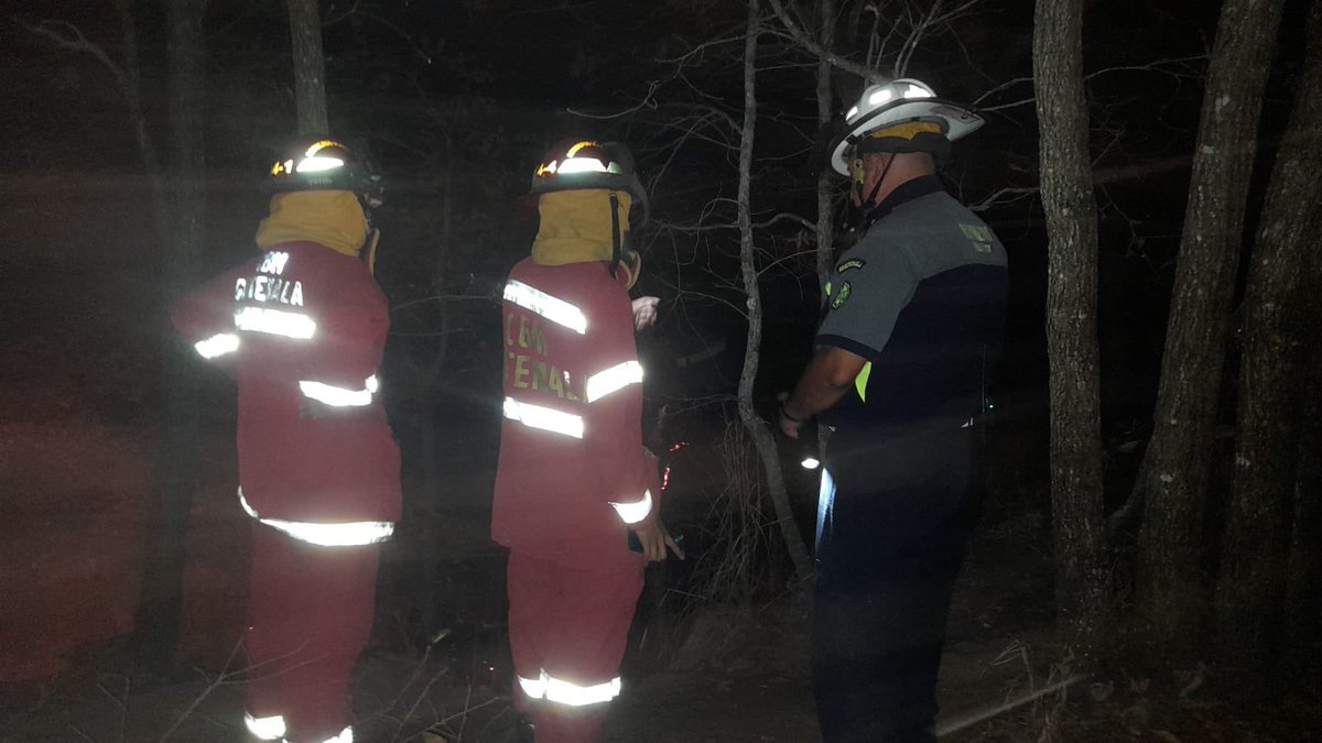 BomberosM_Mixco's tweet photo. #INFORMACION2025| 🇬🇹
#BOMBEROSMUNIMIXCO

#ESTA_NOCHE
#INCENDIO_FORESTAL
Bosques de Santidad final Sector 4 Zona 0 de Chinautla, Aldea Concepción Sacojito 

Se trabaja en detener el avance del fuego hacia la Aldea. Los @BomberosM_Mixco @ConredGuatemala @bomberosmuni https://t.co/5XpwJRJcWY