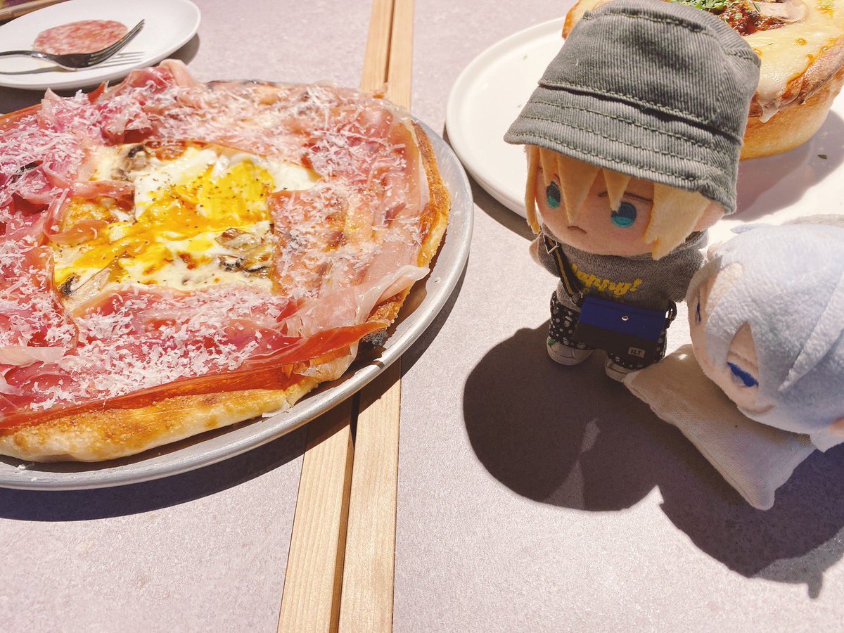 「かき氷の後はXでバズっていた店でピザ そしてこの写真も友達が撮ってくれたやつ。私」|あんきものイラスト