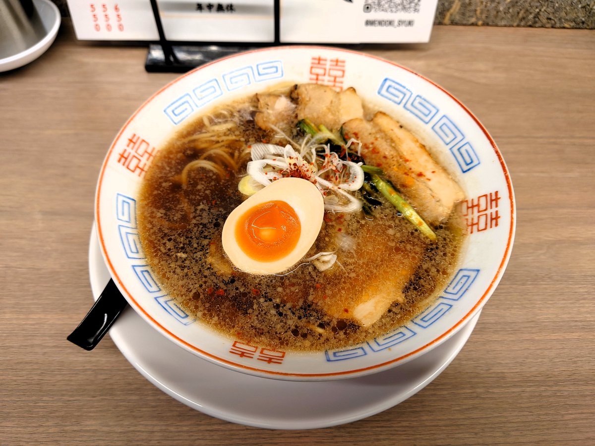 takuchopon's tweet photo. 麺時しゅき＠寺田町
『焼豚中華そば』と焼飯🍜
鶏ガラと豚骨ベースのスープ。唐辛子とニラキムチのピリ辛がアクセントとなり、仄かに香るニンニクでウマい❗
デフォでもたっぷりの焼豚に半玉も嬉しい🎶
最近提供が始まった焼飯は総大醤譲りのウマさ😍
メチャウマな一杯。ごちそうさまでした～😊 https://t.co/fzqpk2yq5j