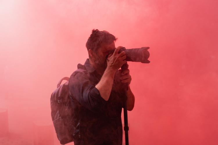 Un poco de autobombo entre humo de bengalas. Imagen tomada por mi compañero y gran fotoperiodista, <a href="/mauri_buhigas_/">mauribuhigas</a>
