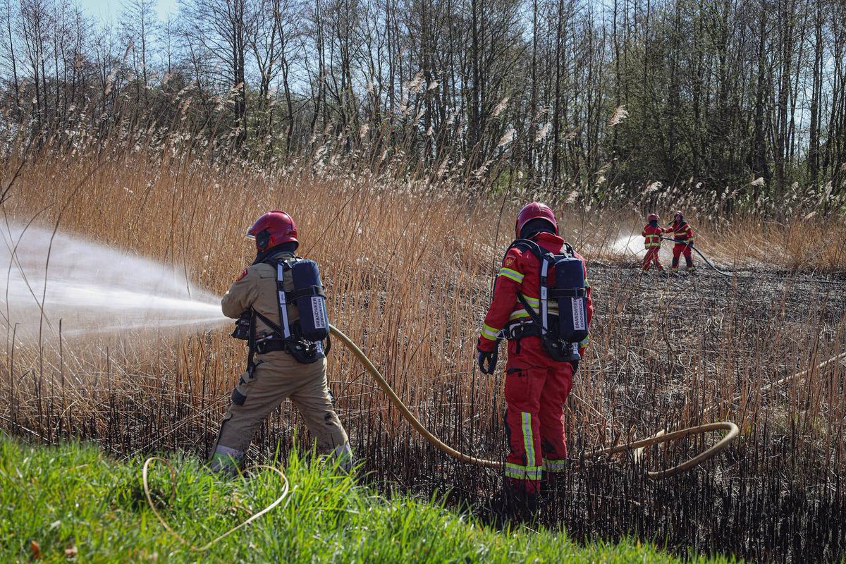 Brandweer voorkomt uitbreiding van rietbrand in Marum