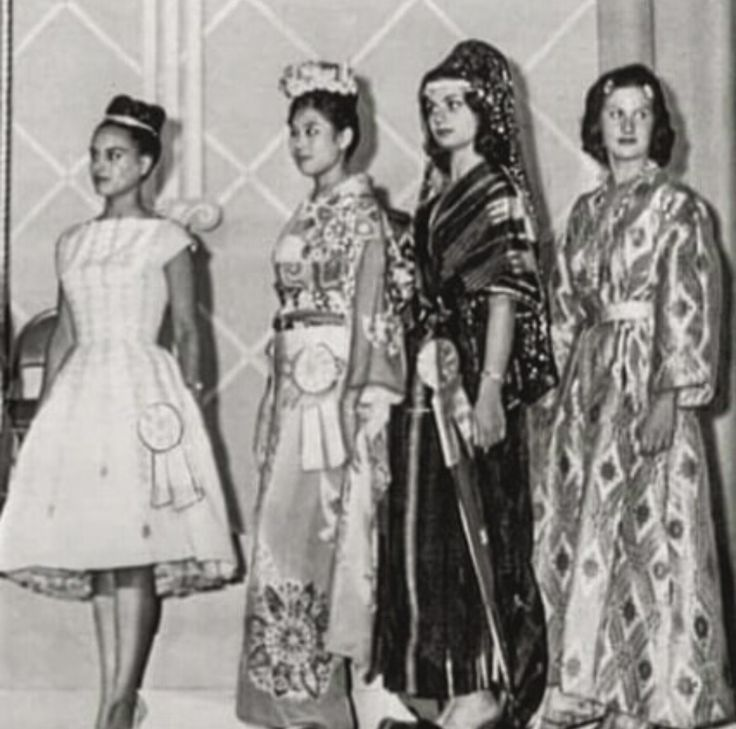 MounaNaceri's tweet photo. Miss Morocco (Right) wearing the iconic brocaded Moroccan caftan #Khrib at Miss Universe 1960.💫 https://t.co/VLqKrrCABt