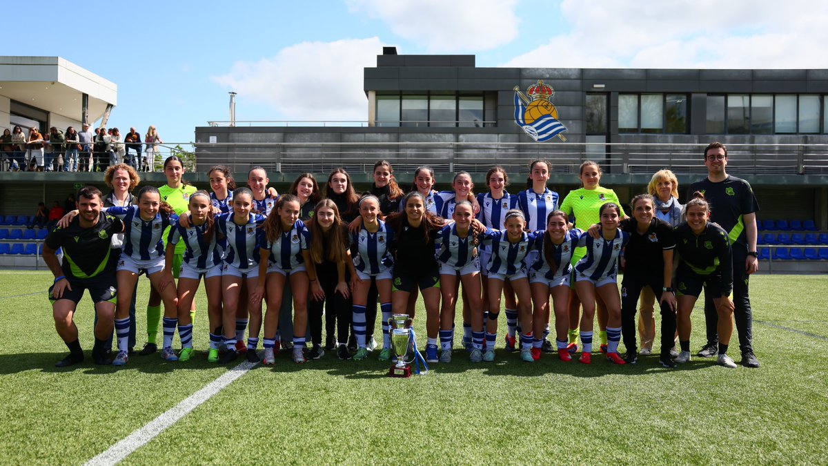 RealSociedadFEM's tweet photo. 🏆 Ligako txapelduna da gure laugarren taldea. 

🤍 Zorionak ekipo! 💙 https://t.co/5GdQGxBlDv