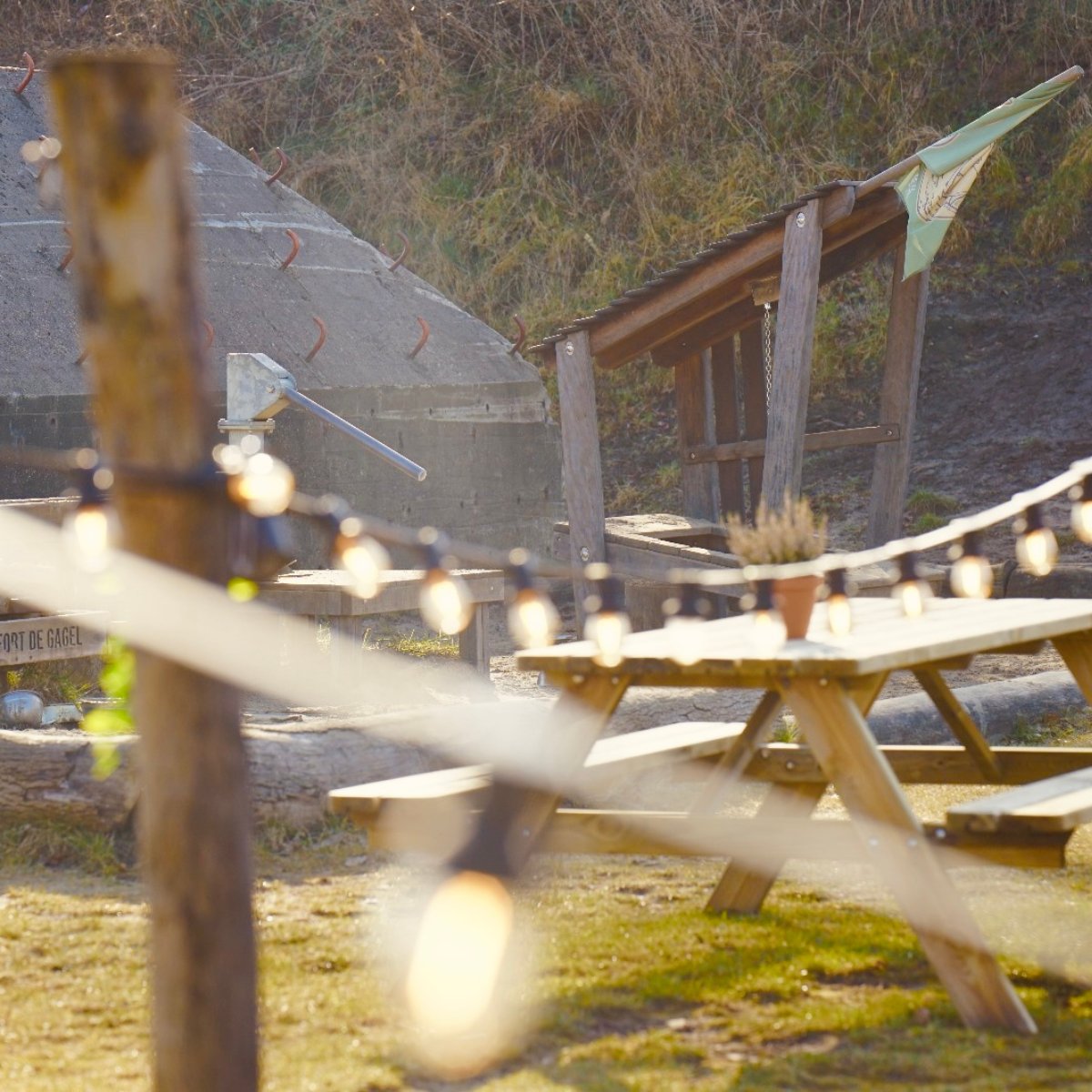 Het forteiland in lentesferen, sunday vibes. De moestuin groeit en bloeit, de vogels fluiten en de zonnestralen vallen op het terras. De rust, het uitzicht over de natuur, ze vormen samen het perfecte moment om buiten te zijn en te genieten van goed eten. fortdegagel.nl