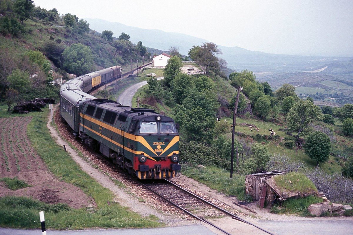 El Ómnibus Palazuelo-Salamanca en la estación de Baños de Montemayor (Cáceres).
Por aquí ya hace muchos años que no circulan trenes! 😞
📷 José Manuel García <a href="/ForoTrenes/">ForoTrenes</a>