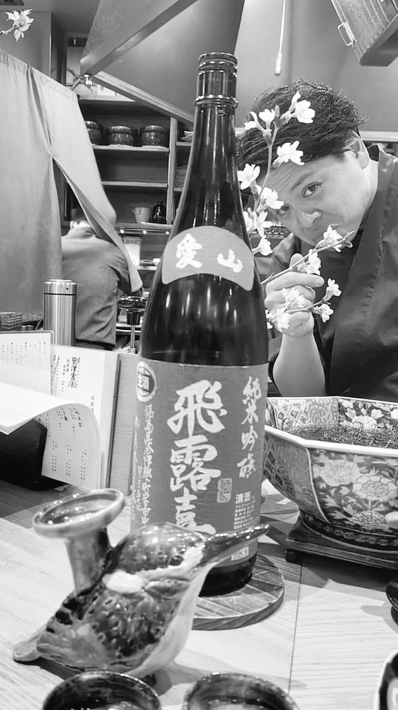 Fnanah5's tweet photo. 花の夜に吟醸注ぐ翡翠(カワセミ)と https://t.co/pibysdjsuS