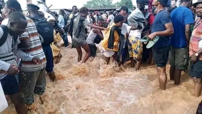 SergeKena127690's tweet photo. #RDC//Vu la gravité de dégâts causés par la pluie d'hier, il est impératif que la journée du lundi soit déclarée chômée et payée à Kinshasa, voire celle du #mardi.
Les gens doivent prendre le temps de gérer les stress et d'assainir leurs #habitations 🇨🇩✍️
@Com_mediasRDC @mastoffi https://t.co/tqPy87wGdI