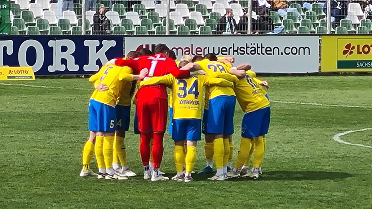 1fclokleipzig's tweet photo. Anpfiff - der Ball rollt.
VOLLDAAAAAAAAAAMPF!!!
Drückt unserer Loksche alle Daumen.
🚂🚃🚃🚃🚃
Der FCL auf dem Weg zum dritten Derbysieg – jetzt gilt‘s!
1’ | 0:0
#BSGLOK #fußballpur #lokleipzig https://t.co/PhiXHVVray