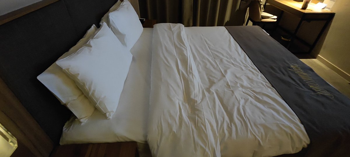 女朋友这次千里送逼失联好几天了，今天终于给我发消息啦。他们今晚要打炮了，让我今晚打飞机。还给我拍了他们的炮床。女朋友现在应该被干的叫爸爸了吧。#绿帽 #千里送逼 #NTR