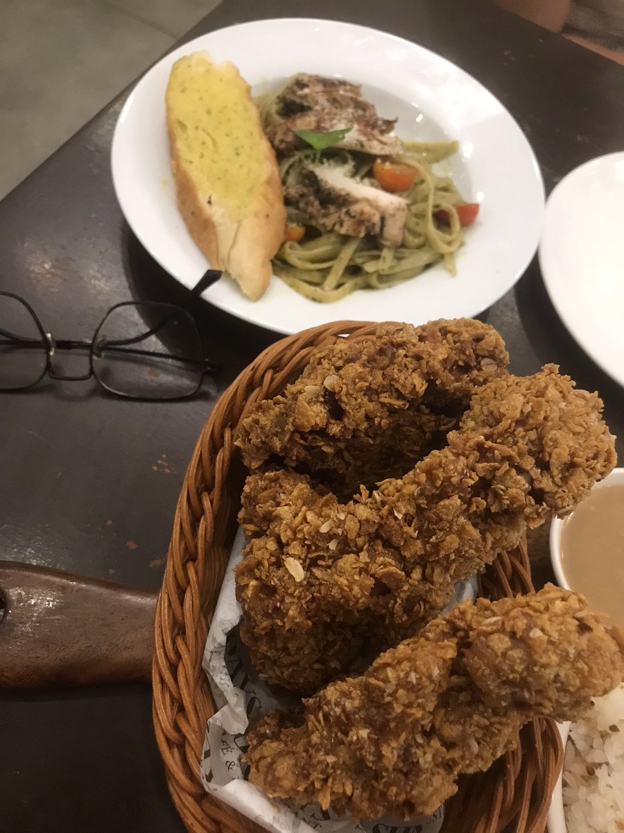 DemonyoAnghel's tweet photo. Blessed Sunday. Family dinner 📍Sunday Cafe & Restaurant, Marikina
#fatherduty
#marriedguy
#poorguy https://t.co/Hs8vd0vNe0