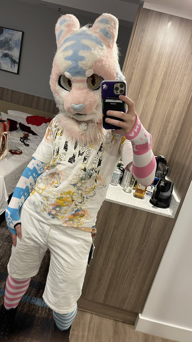 Kitty heading to the dance floor~ 🐱

#furdu #furry #fursuit