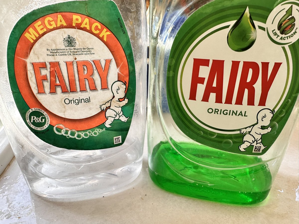 SallyBourliakas's tweet image. #FairyLiquid
#ripoffBritain 
Doing #Sunday #WashingUp &amp;amp; 
hacked off using 
5 x as much Fairy Liquid
to get bubbles as usual:

👀 at ingredients
now  v an old bottle 

Was 15-30% Surfactants

Now
5-15% surfactants

 Up to 6x weaker

&amp;amp; 
the new Fairy Skip the soak?
&amp;lt;5% surfactants