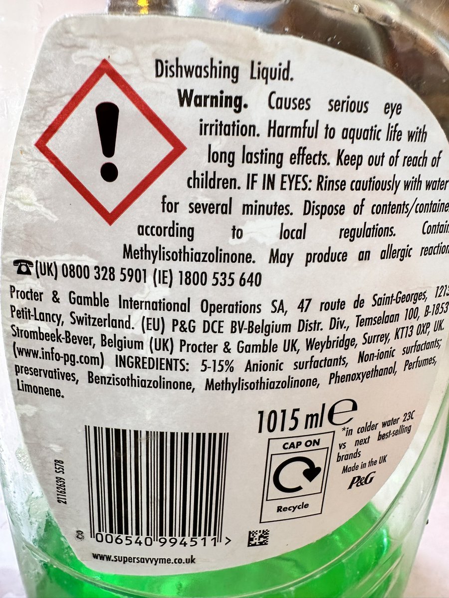 SallyBourliakas's tweet image. #FairyLiquid
#ripoffBritain 
Doing #Sunday #WashingUp &amp;amp; 
hacked off using 
5 x as much Fairy Liquid
to get bubbles as usual:

👀 at ingredients
now  v an old bottle 

Was 15-30% Surfactants

Now
5-15% surfactants

 Up to 6x weaker

&amp;amp; 
the new Fairy Skip the soak?
&amp;lt;5% surfactants