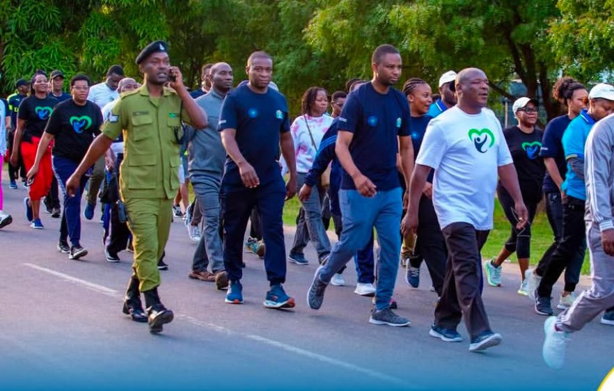 LudoFredrick's tweet photo. 𝗠𝗔𝗔𝗗𝗛𝗜𝗠𝗜𝗦𝗛𝗢 𝗬𝗔 𝗪𝗜𝗞𝗜 𝗬𝗔 𝗔𝗙𝗬𝗔 𝗞𝗜𝗧𝗔𝗜𝗙𝗔

Katika matembezi ya kuadhumisha wiki ya afya kitaifa jijini Dodoma yaliyoongozwa na wizara ya afya. Maadhimisho haya yanafanyika katika ukumbi wa Jakaya Kitwete tarehe 4-8 April, 2025 tukiangazia “Tulipotoka, tulipo na tunapokwenda”.

Taasisi ya Ocean Road imeongozwa na mkurugenzi wa kinga Dr. Crispin Kahesa na watumishi wanaoshiriki kwa kutoa elimu na uchunguzi wa awali wa magonjwa ya saratani katika viwanja vya Jakaya Kikwete.

Katika kuangazia miaka 4 ya @SuluhuSamia  uwekezaji mkubwa umefanyika kwa kuongeza idadi kubwa ya watumishi, kusoma katika ngazi mbalimbali za ubingwa, kuongeza vifaa tiba na miundombinu hasa uwekezaji katika mradi wa PET-CT na Cyclotron, mashine za radiotherapy LINACS na nyingeza ya bajeti katika ununuzi wa dawa hasa za tiba kemia.

Pongezi nyingi kwa @wizara_afyatz kwa utendaji mzuri, KAZI IENDELEE.
