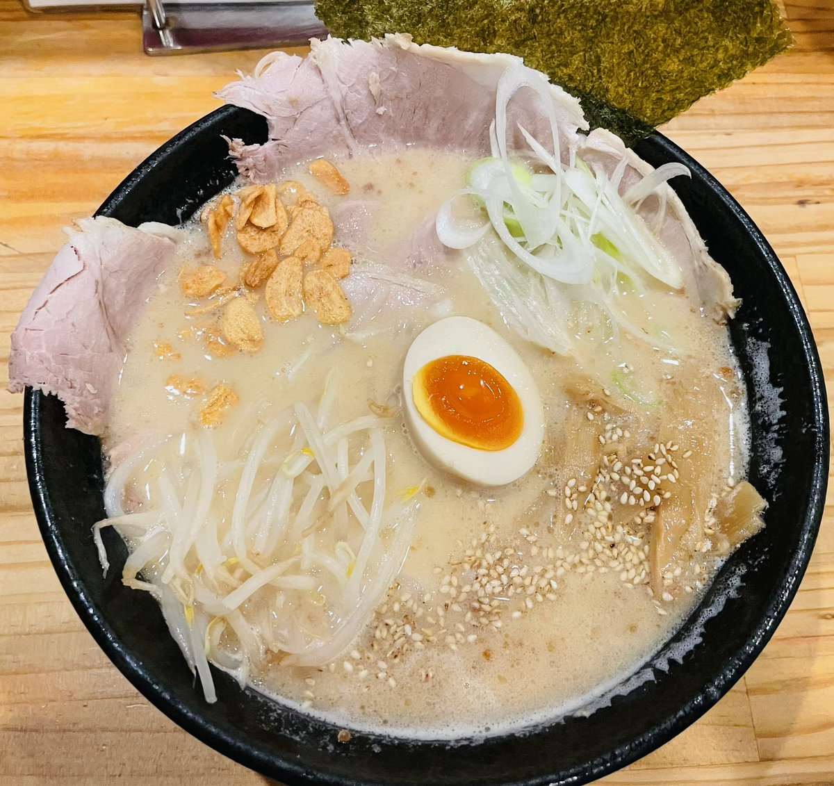 suyunsuyun777's tweet image. 今日もしっかり勝ち切った男は、黙して麺をすすります。
久々の麺神、今回は味噌ラーメンと餃子をお願いしました。
にんにくチップの効いた味噌スープにガツンとくる太麺。
餃子も羽根強め、旨み強めで大満足です！
#函館
#本通
#麺神