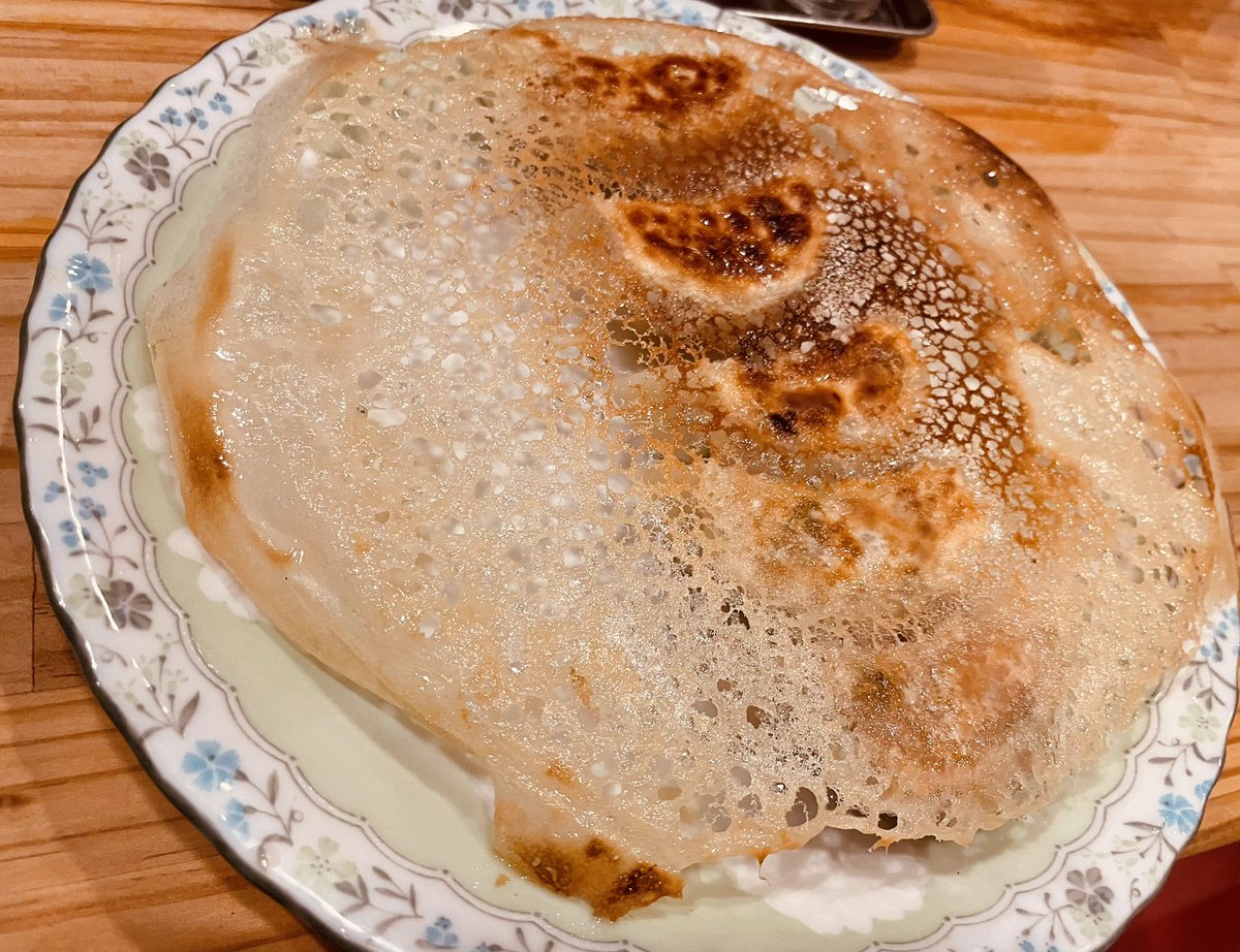 suyunsuyun777's tweet image. 今日もしっかり勝ち切った男は、黙して麺をすすります。
久々の麺神、今回は味噌ラーメンと餃子をお願いしました。
にんにくチップの効いた味噌スープにガツンとくる太麺。
餃子も羽根強め、旨み強めで大満足です！
#函館
#本通
#麺神